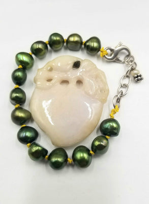 Adjustable sterling silver bracelet, green pearls on golden silk. 5